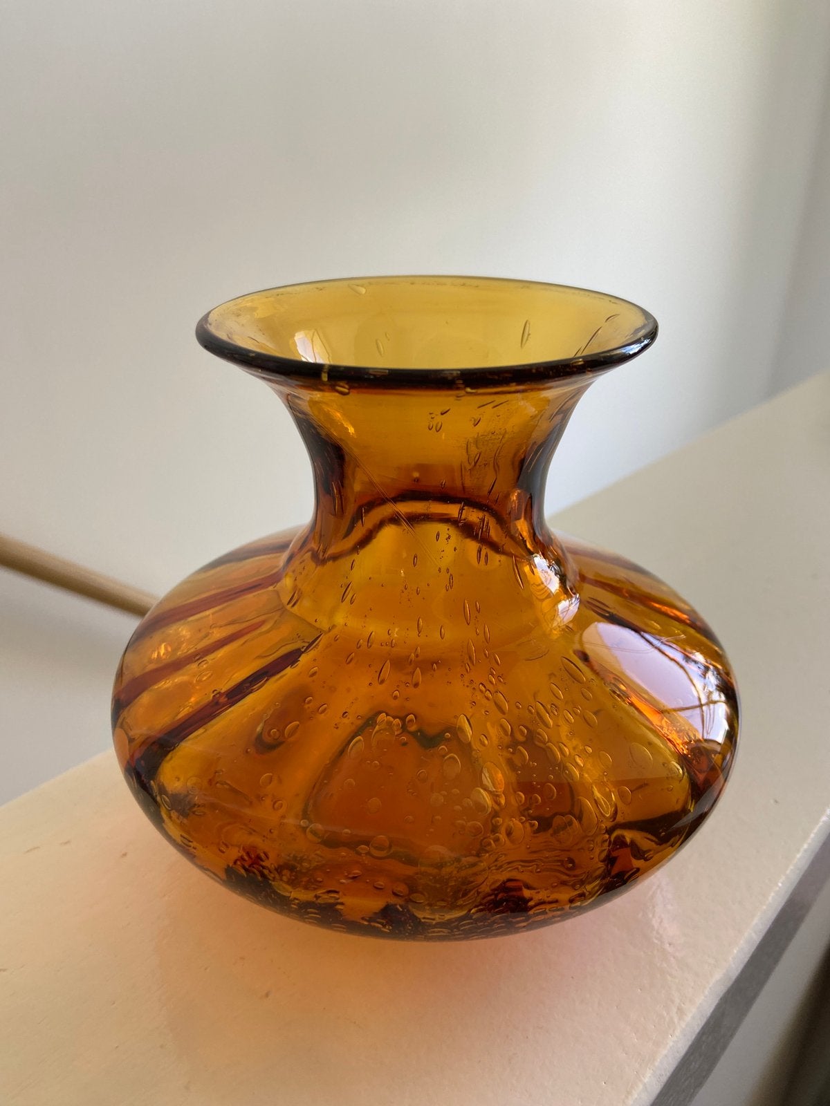 Mooie vorm vaas glas amberkleur puntgaaf en helder, Ophalen of Verzenden, Zo goed als nieuw, Glas, 13 cm