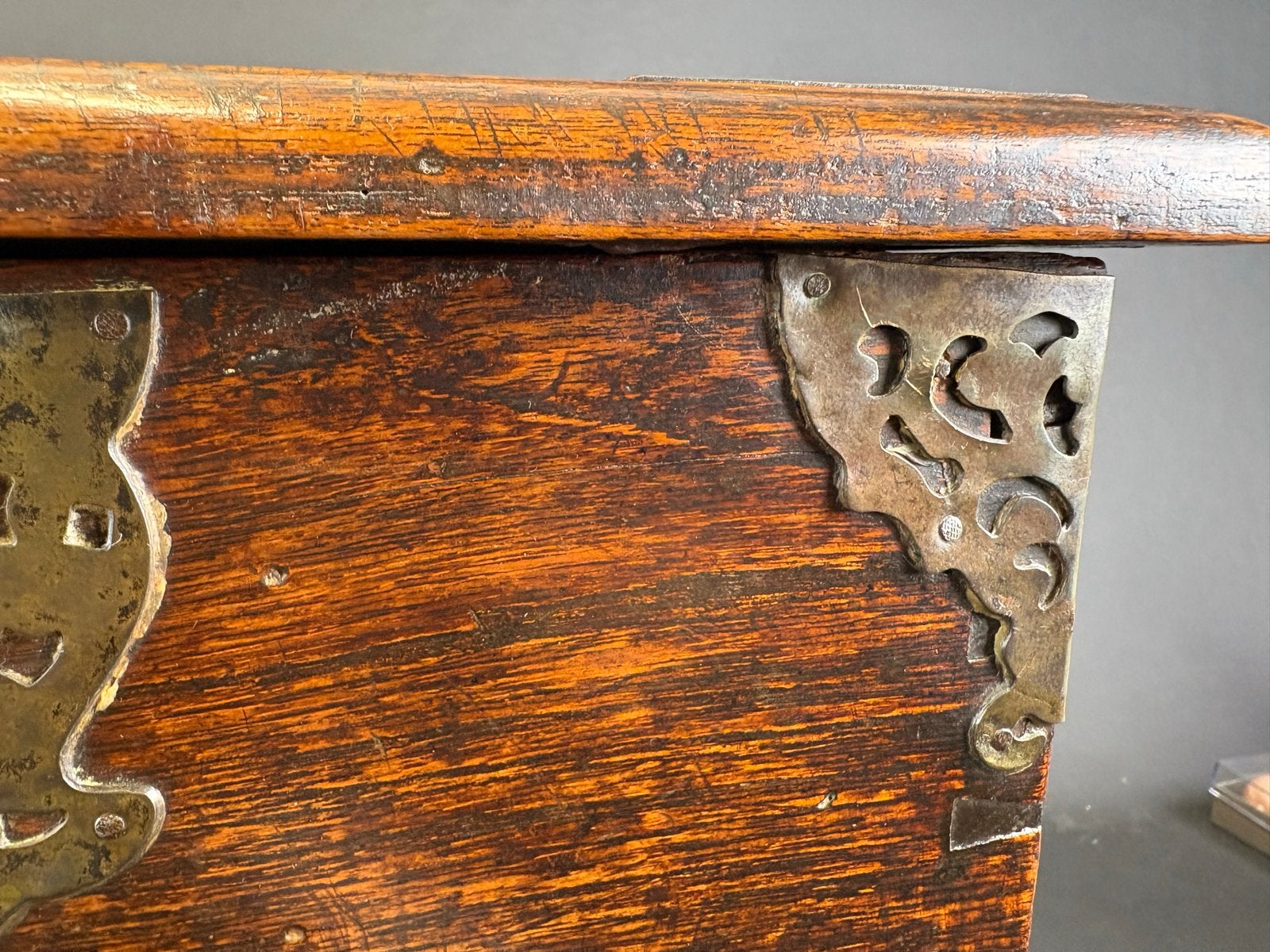 Antieke houten kist met metalen beslag 19e, Ophalen