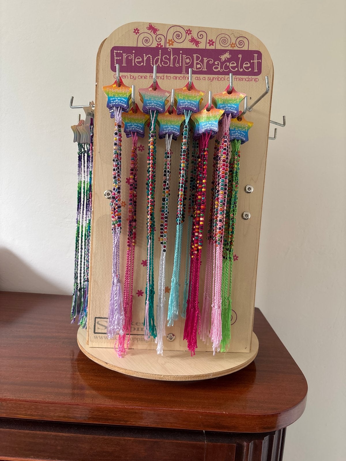 Vriendschapsarmbandjes 200 stuks op een draai carousel, Ophalen, Overige materialen, Overige kleuren, Nieuw