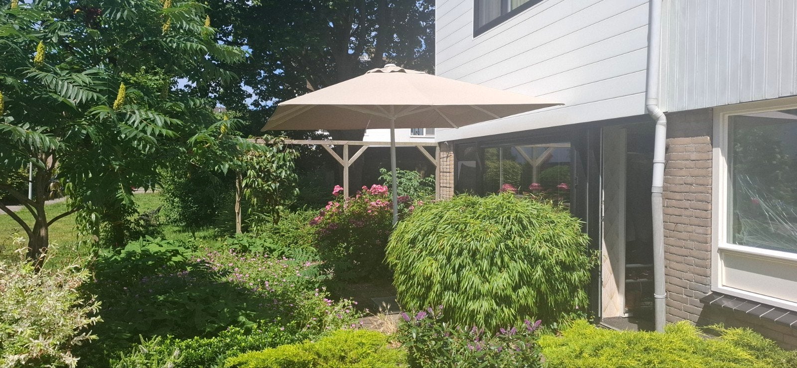 Beige Shadowline parasol 300x300 met 50kg voet op wielen, Ophalen