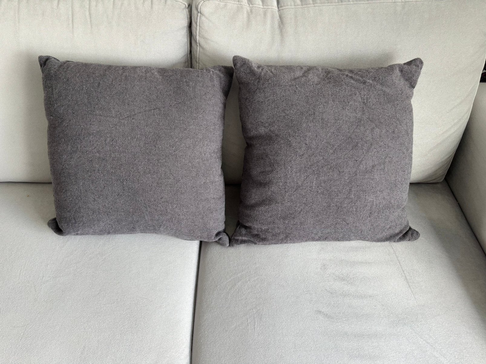 2 nieuwe grijze kussens, Huis en Inrichting, Woonaccessoires | Kussens, Ophalen, Zo goed als nieuw, Grijs, Vierkant