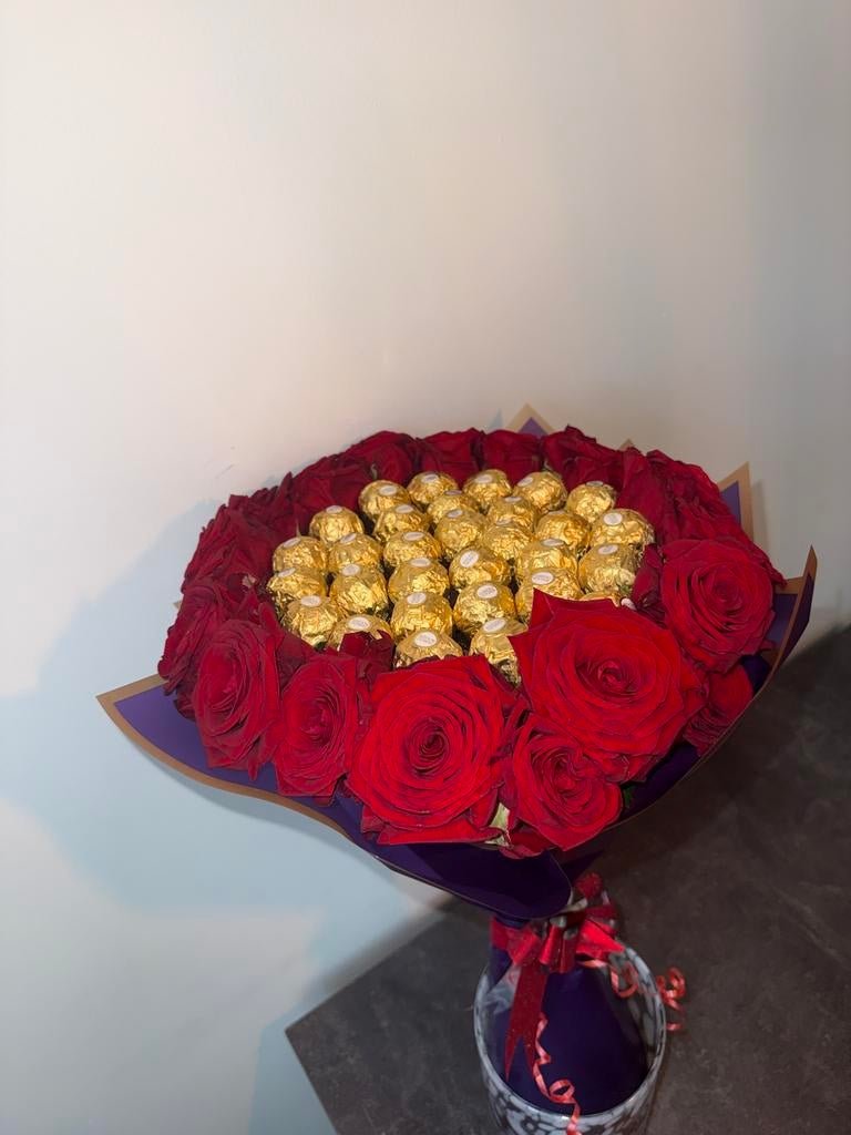 Luxe Boeket Rode Rozen & Chocolade - Perfect Cadeau, Huis en Inrichting, Woonaccessoires | Schalen en Manden, Zo goed als nieuw