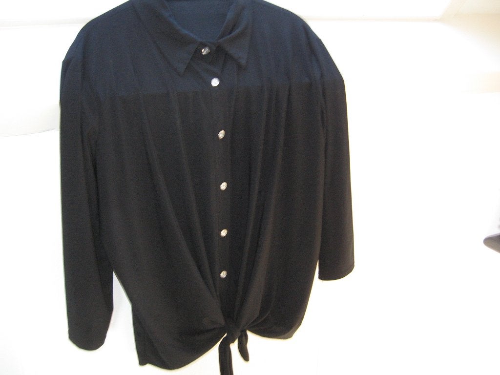 Leuke zwarte rekbaar blouse met strik sluiting maat 48 €10,-, Ophalen, Zo goed als nieuw, Zwart, Blouse of Tuniek