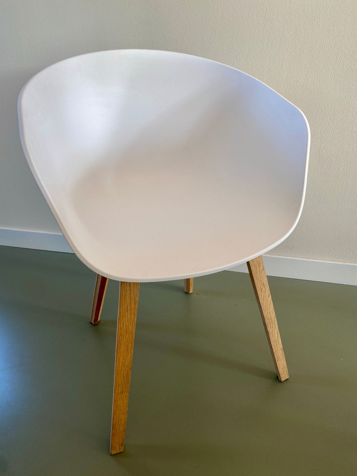 HAY About A Chair AAC22 Witte Kuipstoel met Houten Poten, Huis en Inrichting, Stoelen, Ophalen, Gebruikt, Wit, Eén