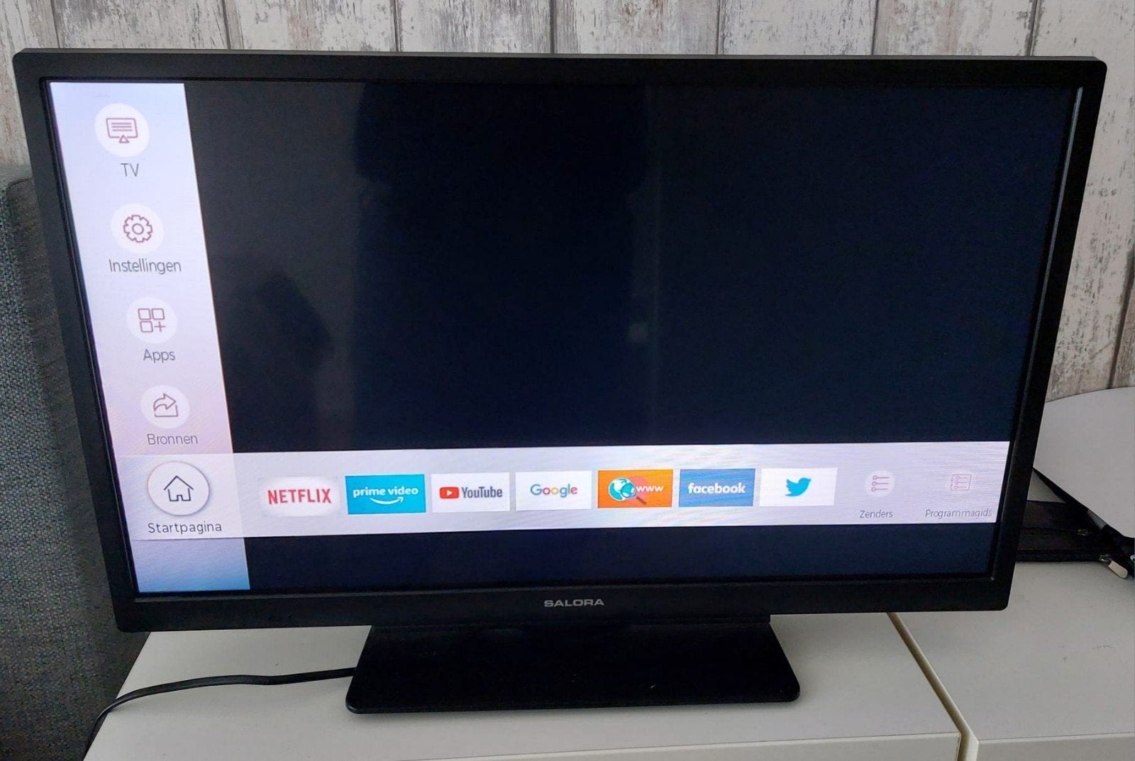 24 inch Salora smart tv +afstands bediening., Ophalen, 50 Hz, Overige merken