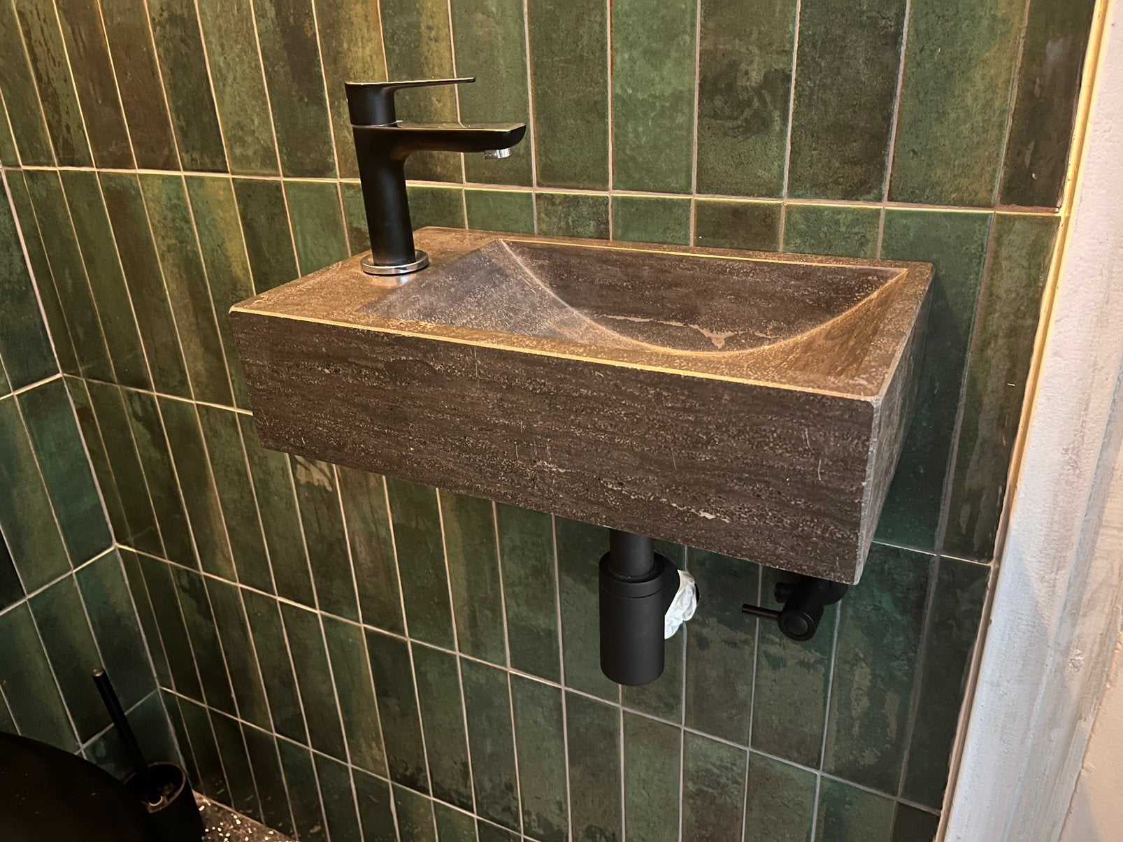 Nieuw: natuurstenen fonteinset met zwarte kraan en sifon, Ophalen, Nieuw, Chroom, Wastafel