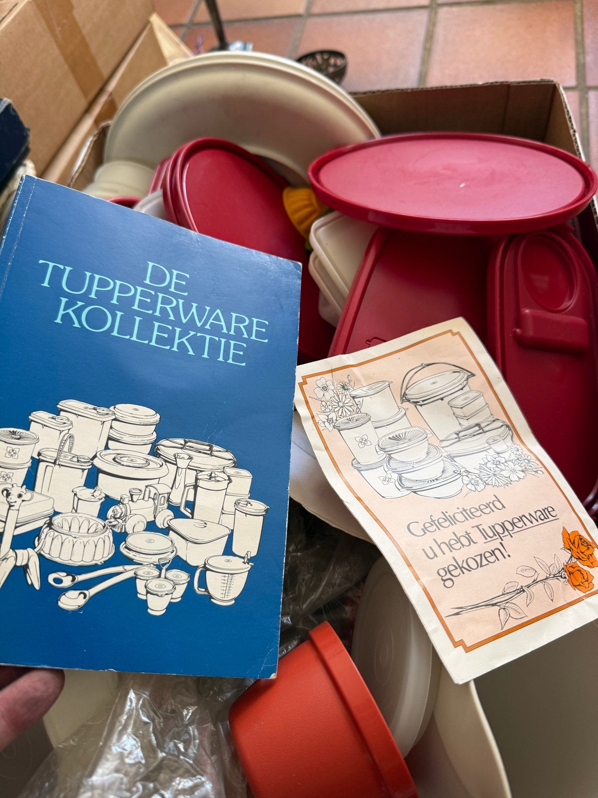 Grote doos met diverse Tupperware items en boek, Gebruikt, Overige kleuren, Overige typen, Ophalen of Verzenden