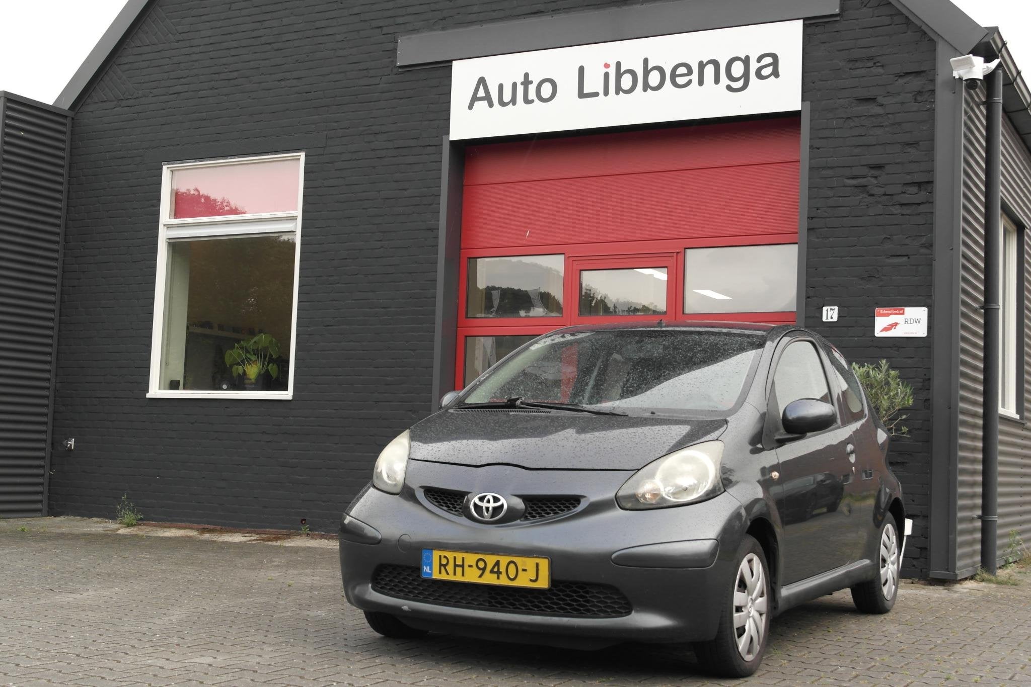 Toyota Aygo 1.0-12V AIRCO / CENTR.VERGR / ELECTR. RAMEN / RA, Auto's, Voorwielaandrijving, Stof, Gebruikt, 4 stoelen