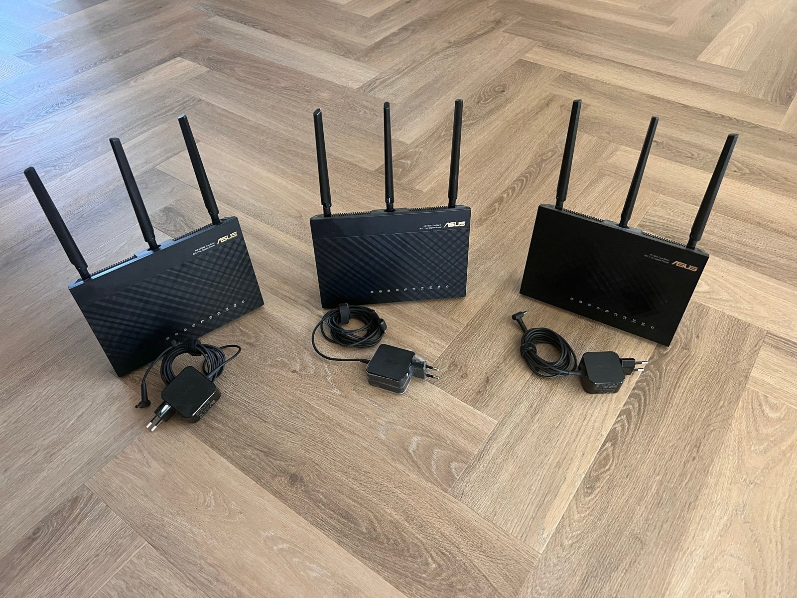 ASUS RT-AC68U Dual-Band Gigabit Router (Eur 25 per stuk), Computers en Software, Ophalen of Verzenden, Zo goed als nieuw, Router