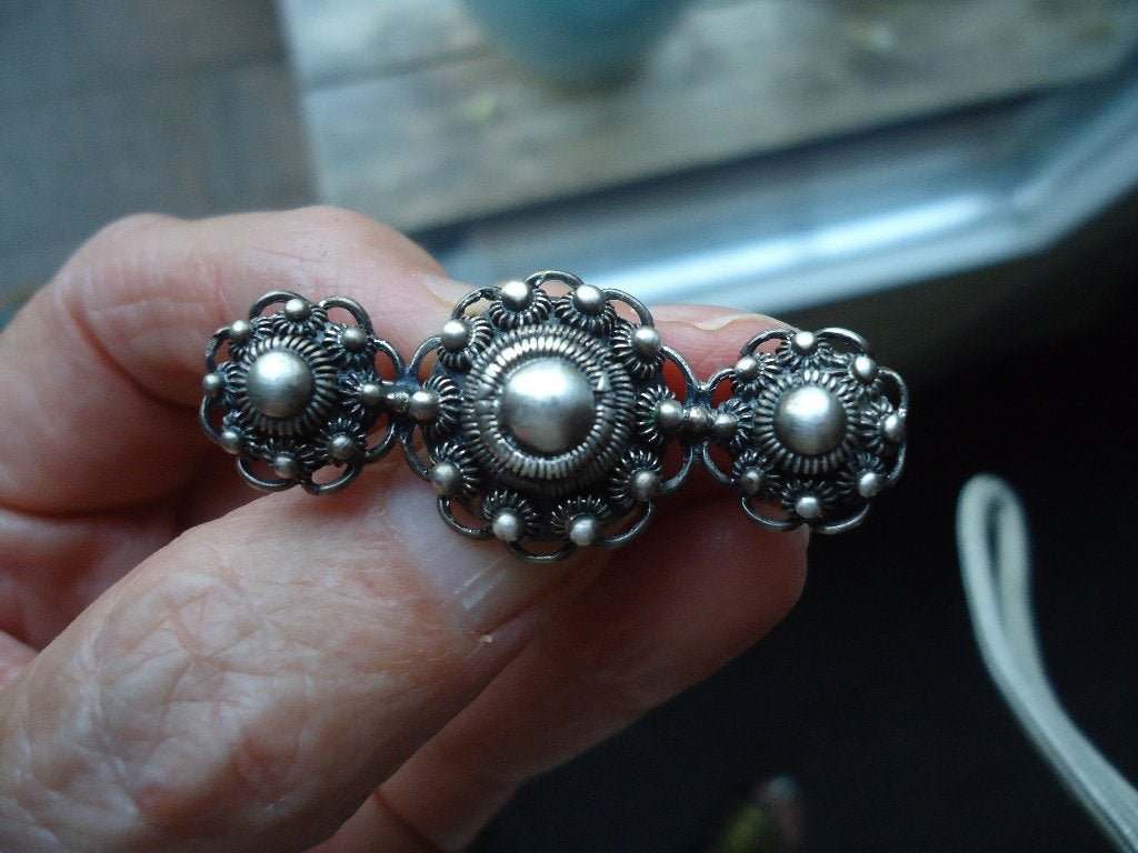 mooie echt zilveren broche met 3 zeeuwse knoppen, Ophalen of Verzenden, Gebruikt, Zilver, Zilver