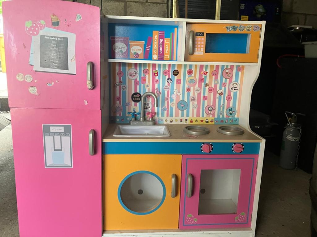 Grote Speelkeuken met Koelkast en Magnetron, Kinderen en Baby's, Speelgoed | Speelkeukens, Ophalen, Gebruikt, Hout, Speelkeuken