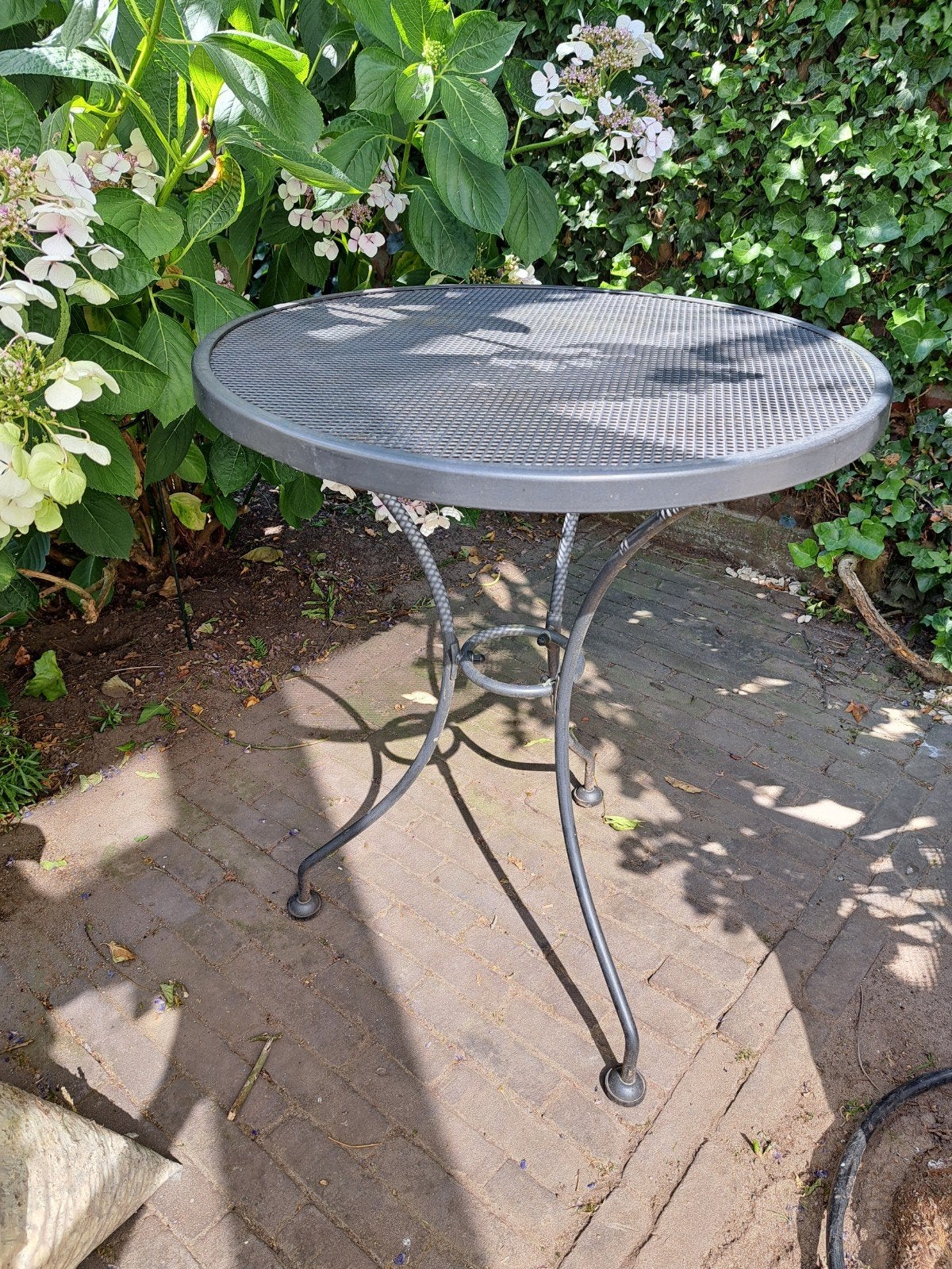Metalen tuintafel( kettler ), rond, donkergrijs 60 cm doorsn, Ophalen, Gebruikt, Rond, Metaal