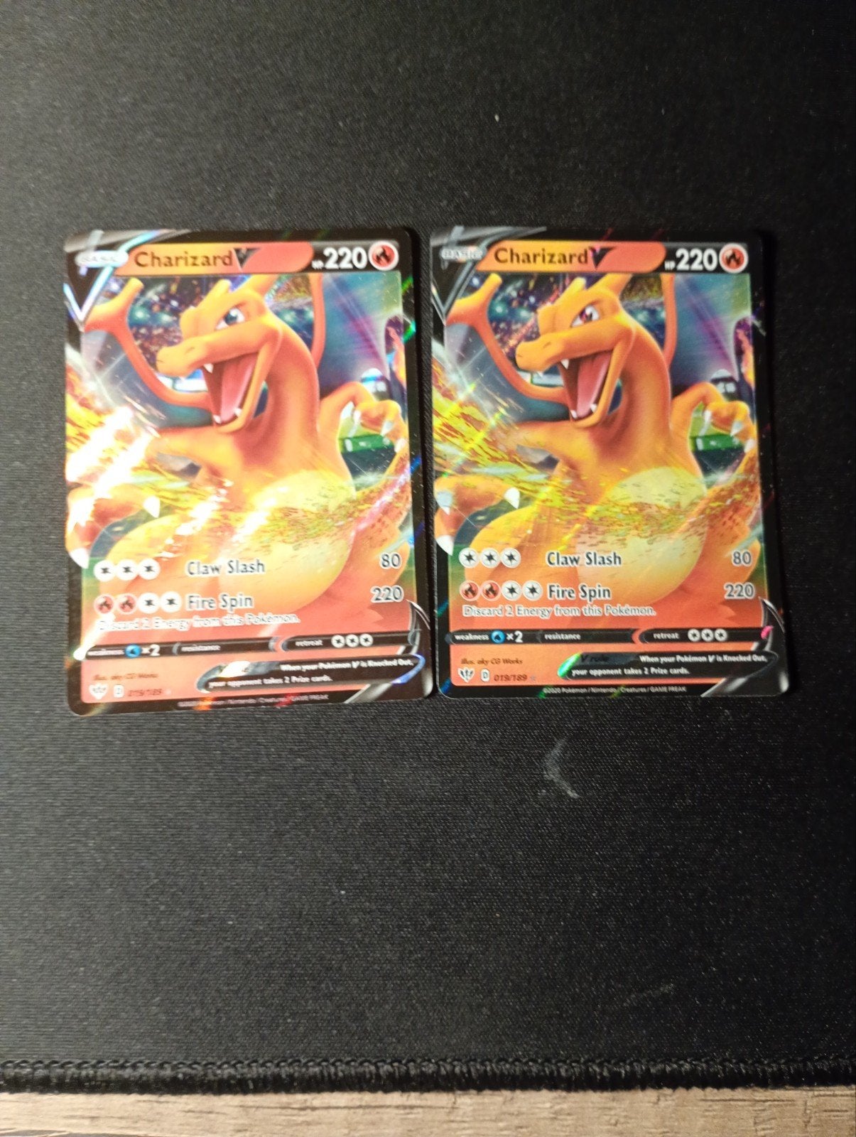 2x Charizard V (220 HP) Pokémon Kaarten, Ophalen of Verzenden, Nieuw, Meerdere kaarten, Foil