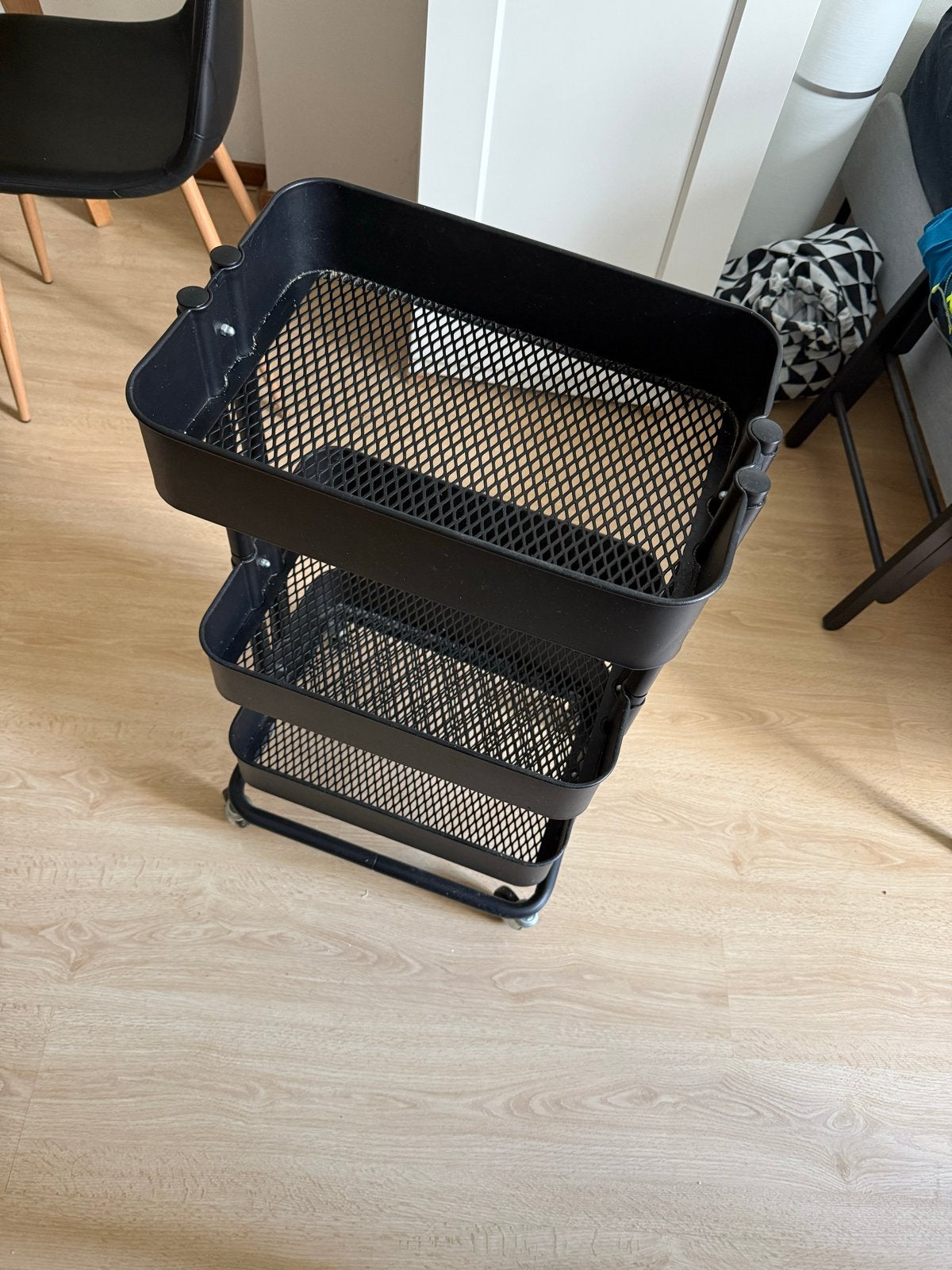 Zwart metalen trolley met 3 etages - Handig en mobiel, Huis en Inrichting, Ophalen, Zo goed als nieuw