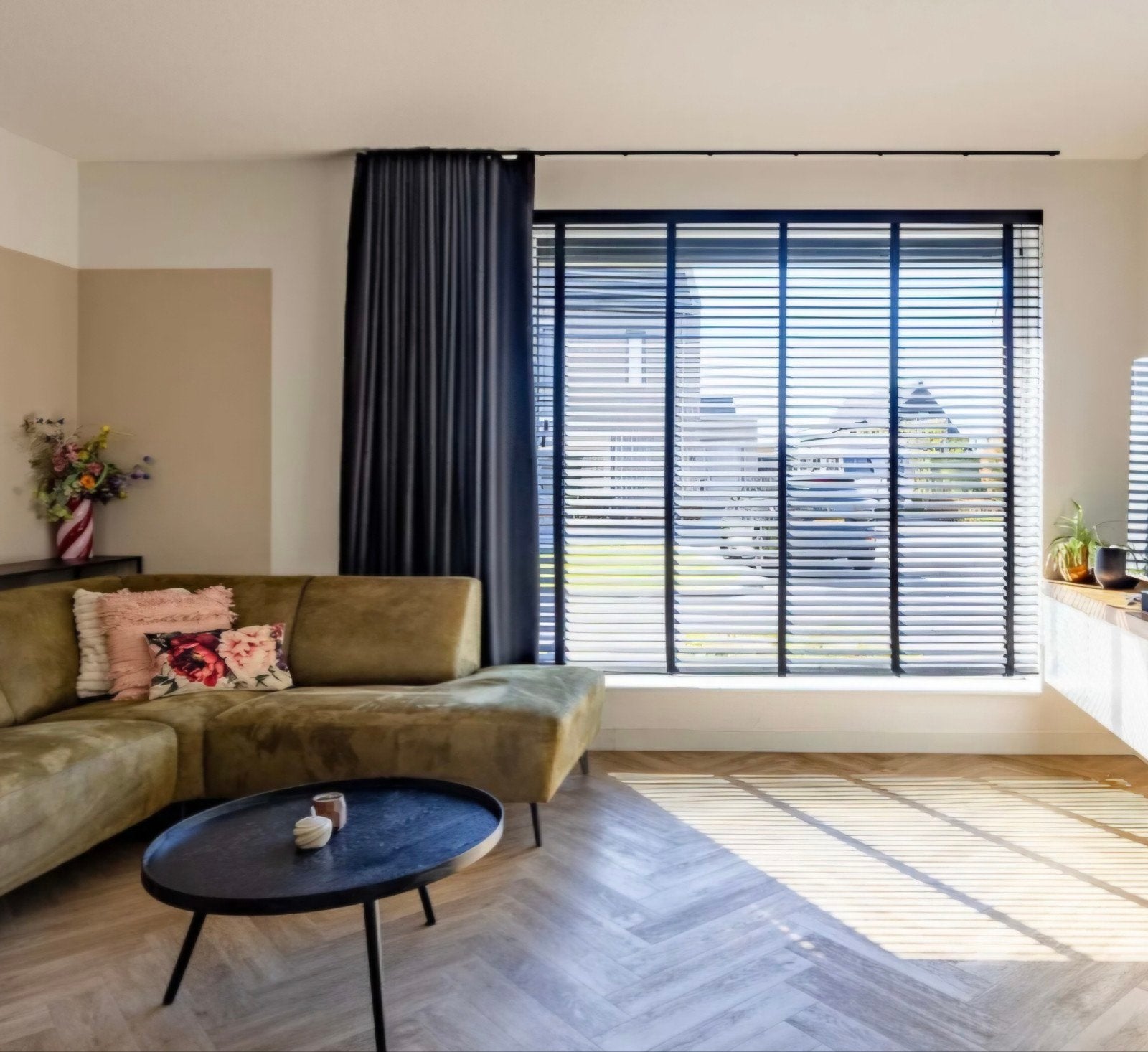 Luxe wave gordijnen zwart met plafondrails – diverse maten, Huis en Inrichting, Ophalen, Zwart