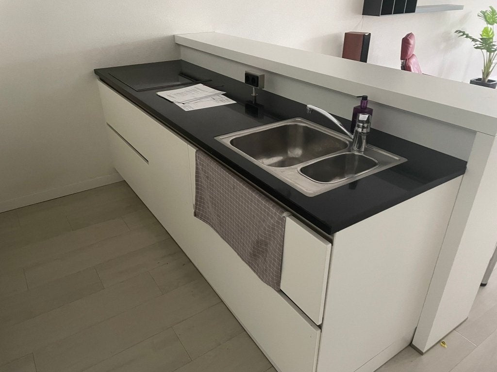 Keuken met bar en meerdere apparaten (2013), Ophalen, Gebruikt, Wit, Graniet of Steen