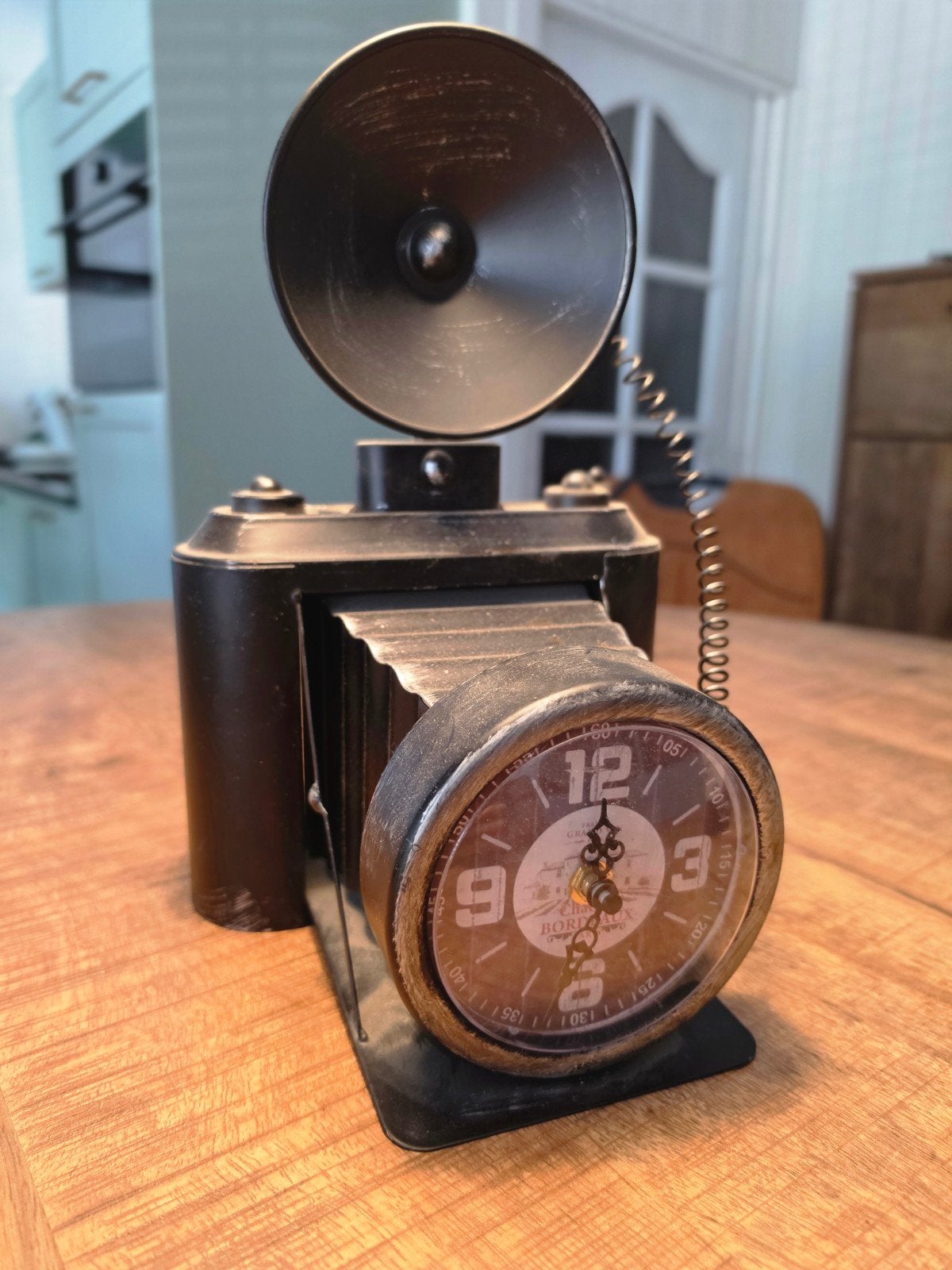 klokje verwerkt in vintage fototoestel, Ophalen