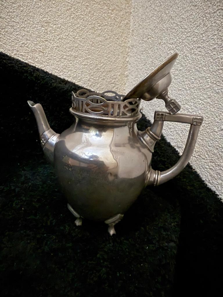 Antieke tinnen theepot met sierlijke details, Antiek en Kunst, Antiek | Tin, Ophalen of Verzenden