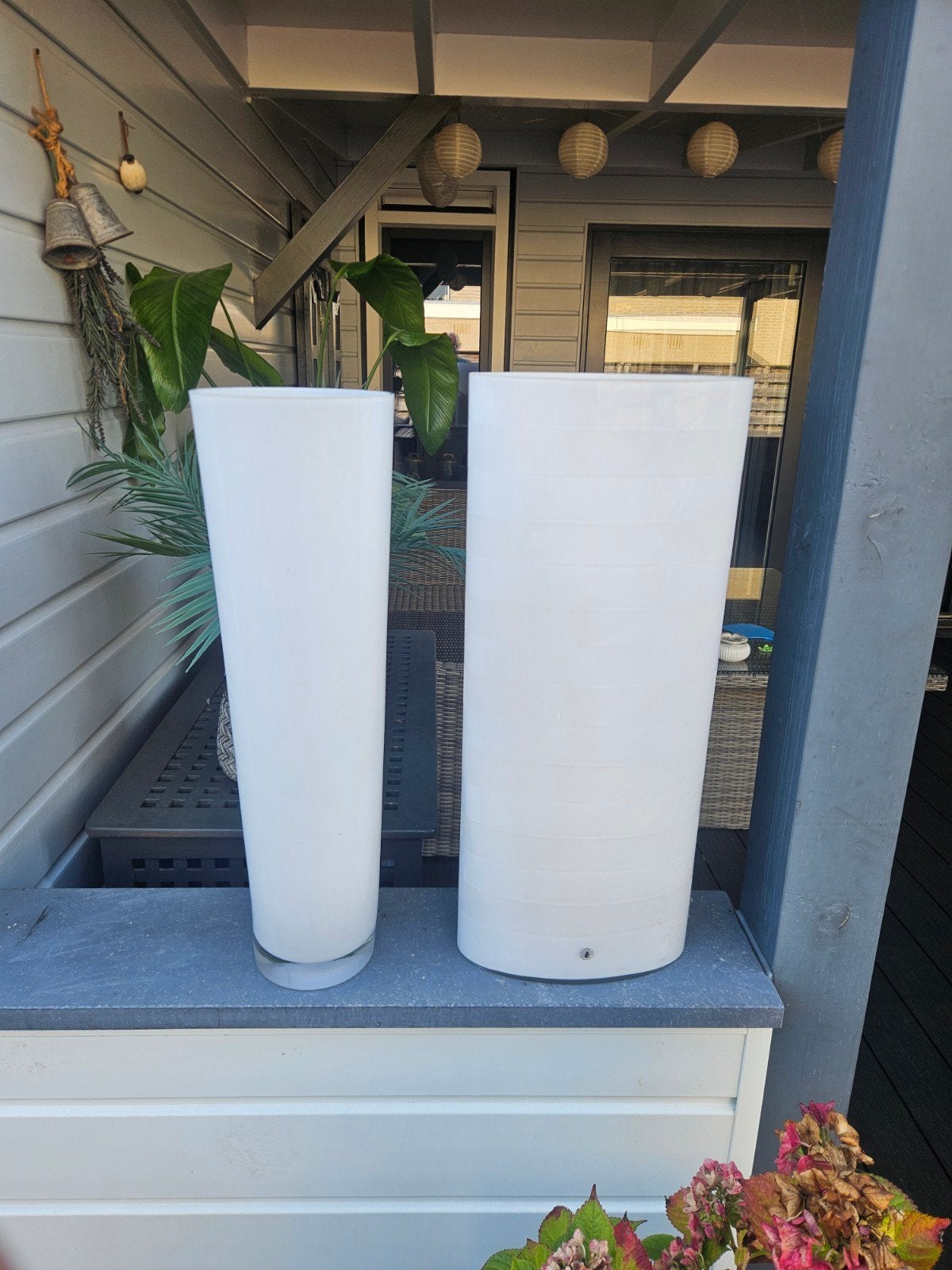 2 hoge witte vazen, Ophalen, Gebruikt, Wit, Glas