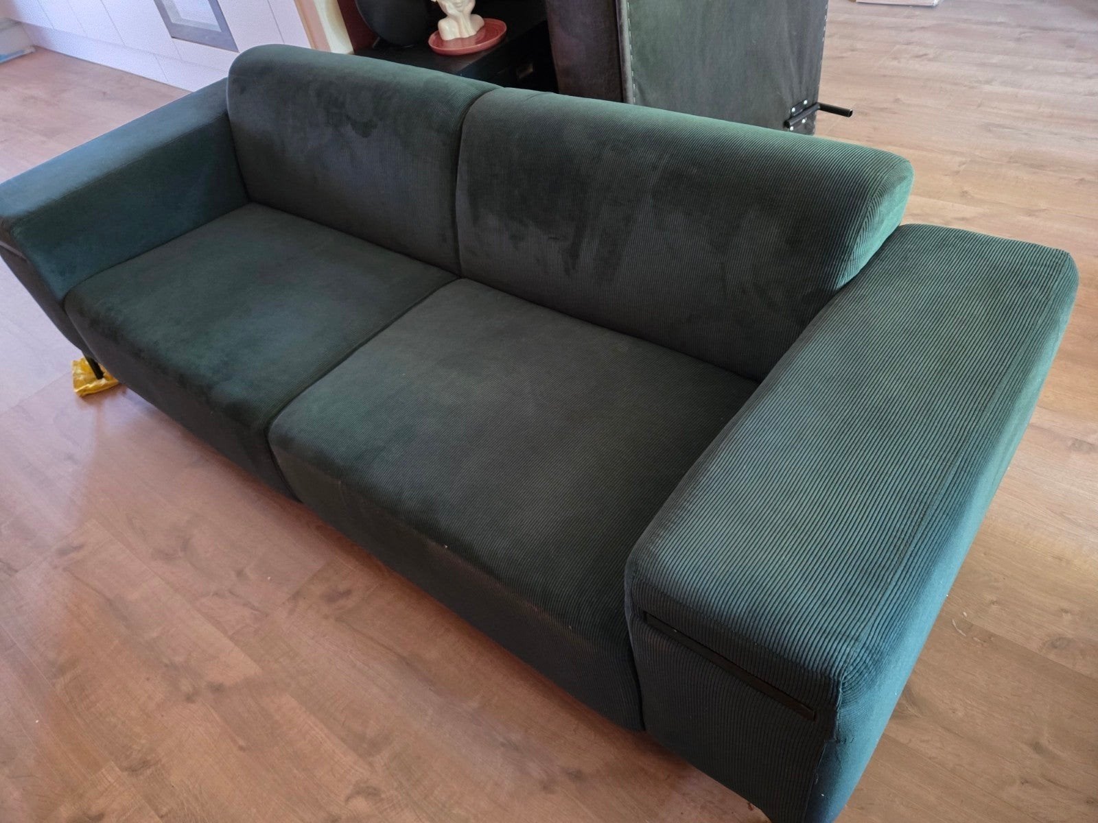 Comfortabele donkergroene ribfluwelen tweezitsbank, Huis en Inrichting, Modern, Comfortabel, Gebruikt, Tweepersoons, 75 tot 100 cm