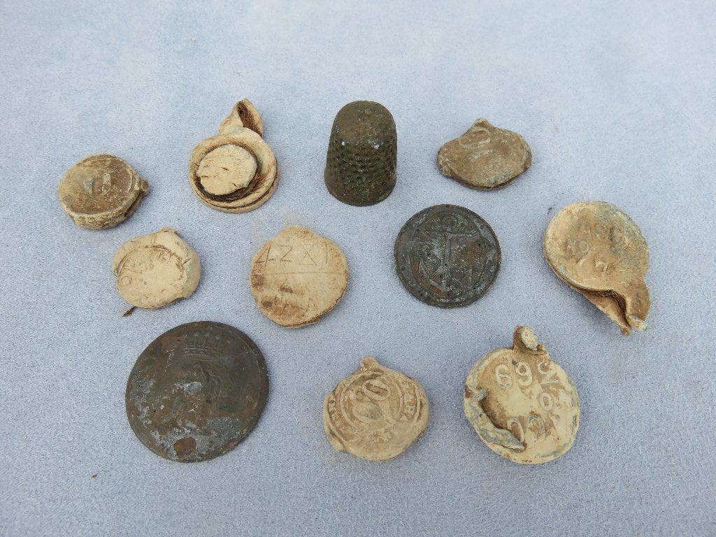 Zegels  - knopen en vingerhoed – 19e eeuw - bodemvondsten, Ophalen of Verzenden