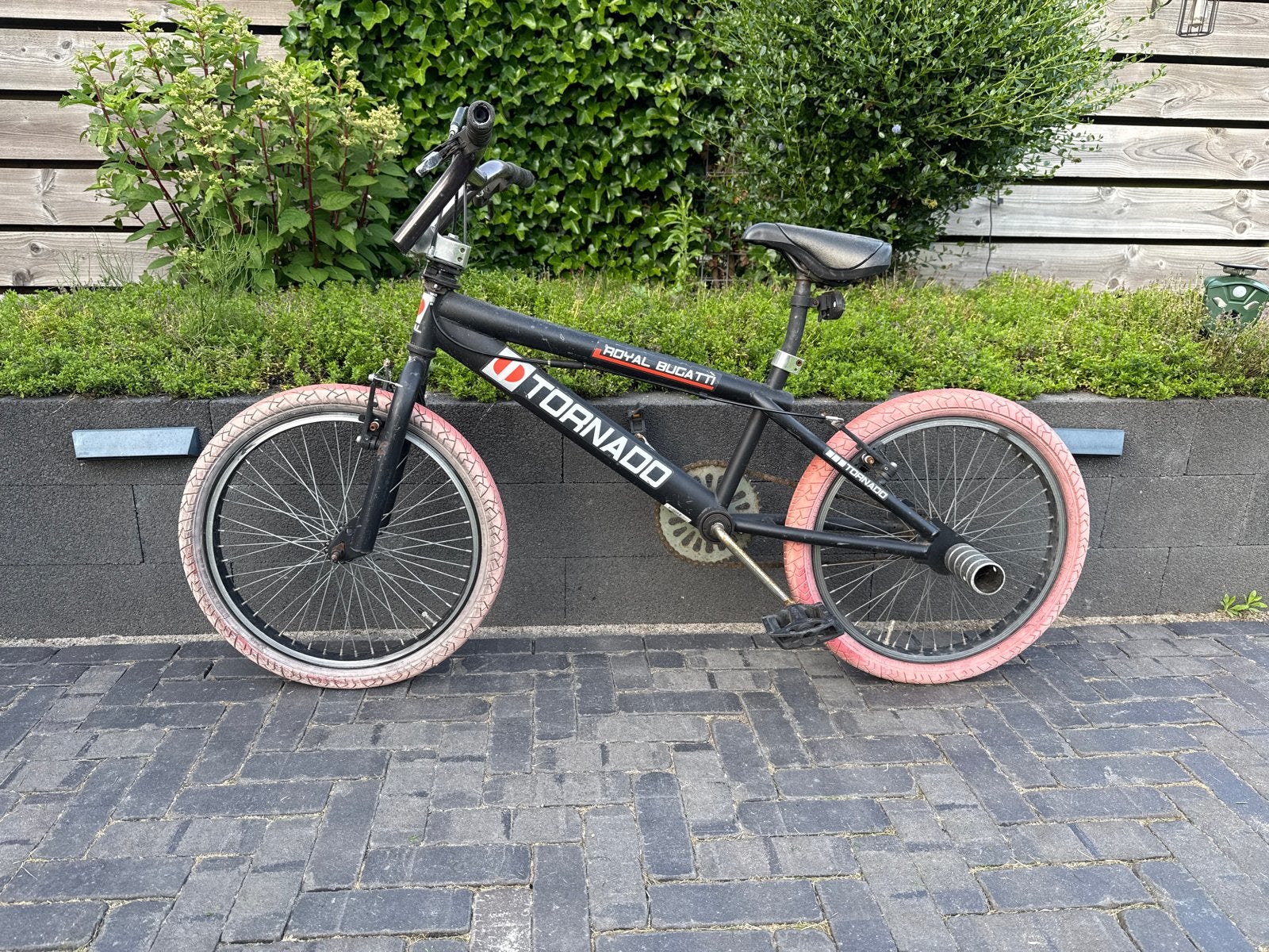 Tornado Royal Bugatti BMX-fiets met roze banden, Ophalen, Gebruikt, Staal, Velgrem