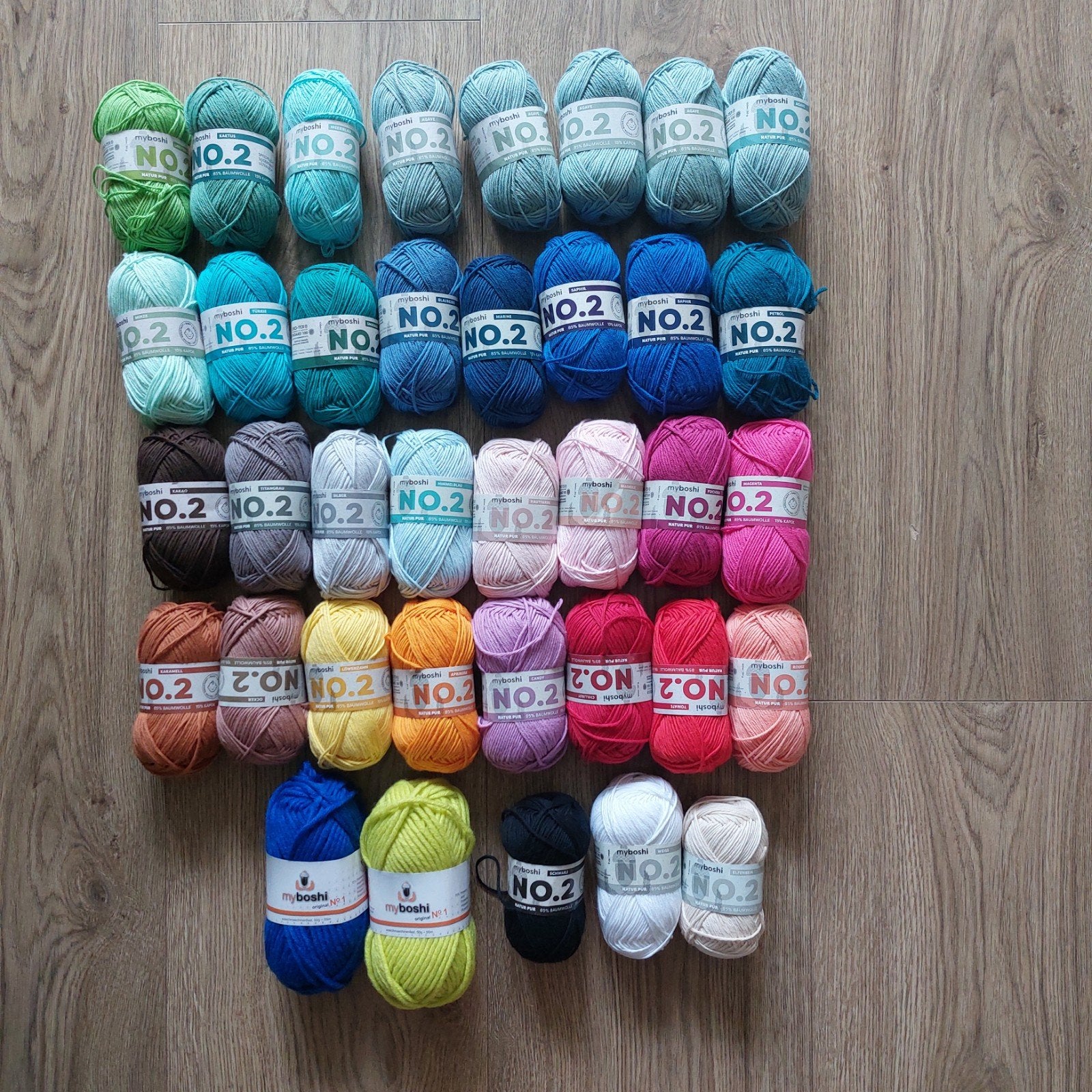 33x myboshi garen.
31x nr 2 en 2x nr.1

Zwart, bruin en ecru, Ophalen of Verzenden, Nieuw, Breien of Haken, Wol of Garen