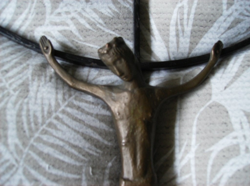 ART DECO KRUISBEELD, BRONS OP IJZEREN KRUIS, Ophalen of Verzenden, Gebruikt, Beeld(je)