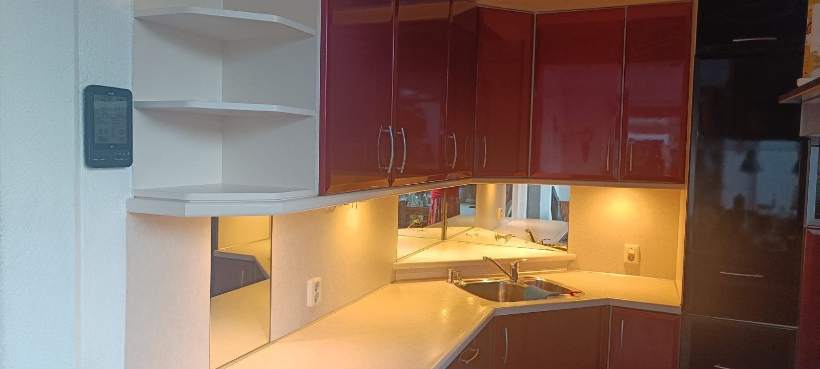 Moderne Hoekkeuken met  Apparatuur - Rood/Zwart, Ophalen, Gebruikt, Kunststof, Rood