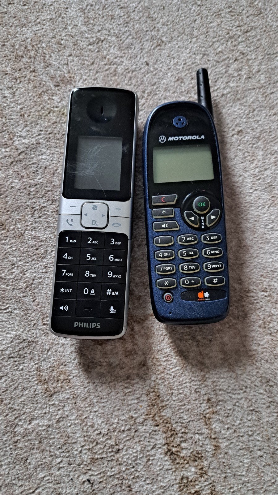2 Oude telefoons (Philips en Motorola) - Niet werkend, Geen camera, Ophalen of Verzenden, Klassiek of Candybar, Zonder simlock