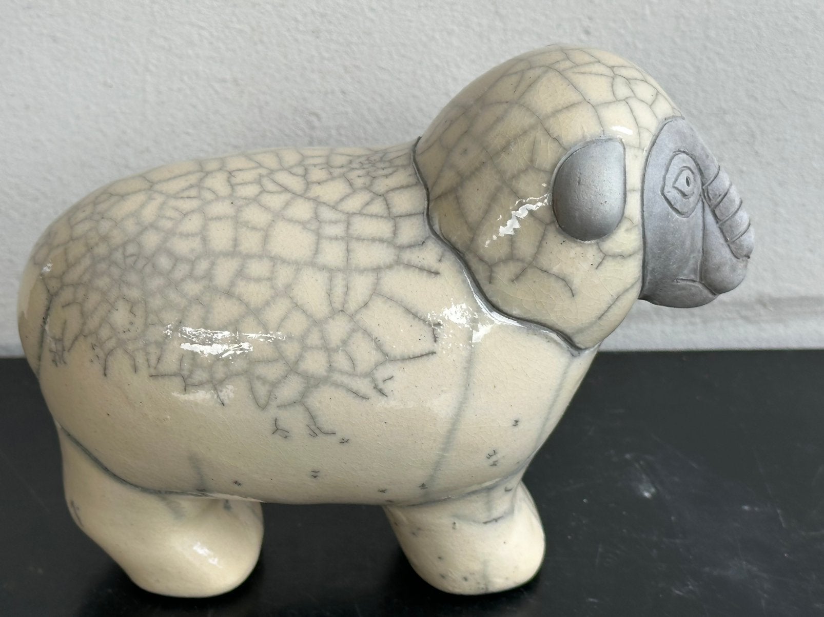Raku Afrika pottery aardewerk schaap beeld 15/12 cm, Ophalen of Verzenden