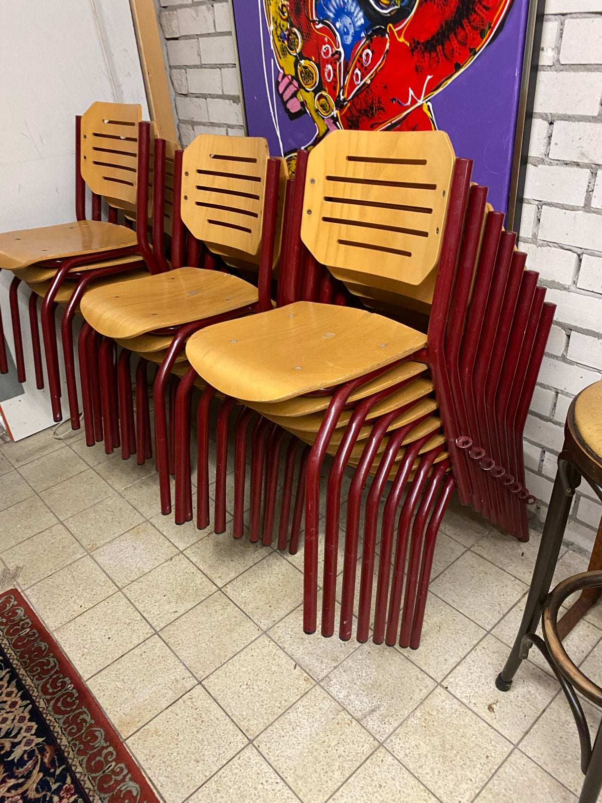 Oude stapelbare schoolstoelen, rood metaal en hout, Ophalen, Gebruikt, Vijf, Zes of meer stoelen, Rood
