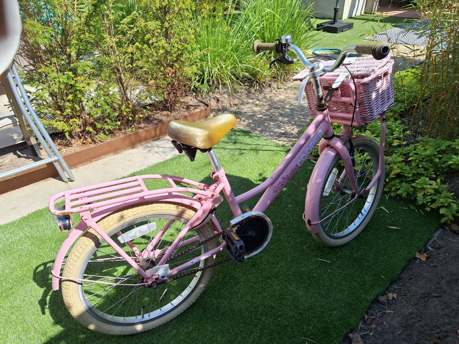 Roze meisjesfiets met mandje en bagagedrager, Fietsen en Brommers, Fietsen | Meisjes, Gebruikt, 20 inch, Handrem, Terugtraprem