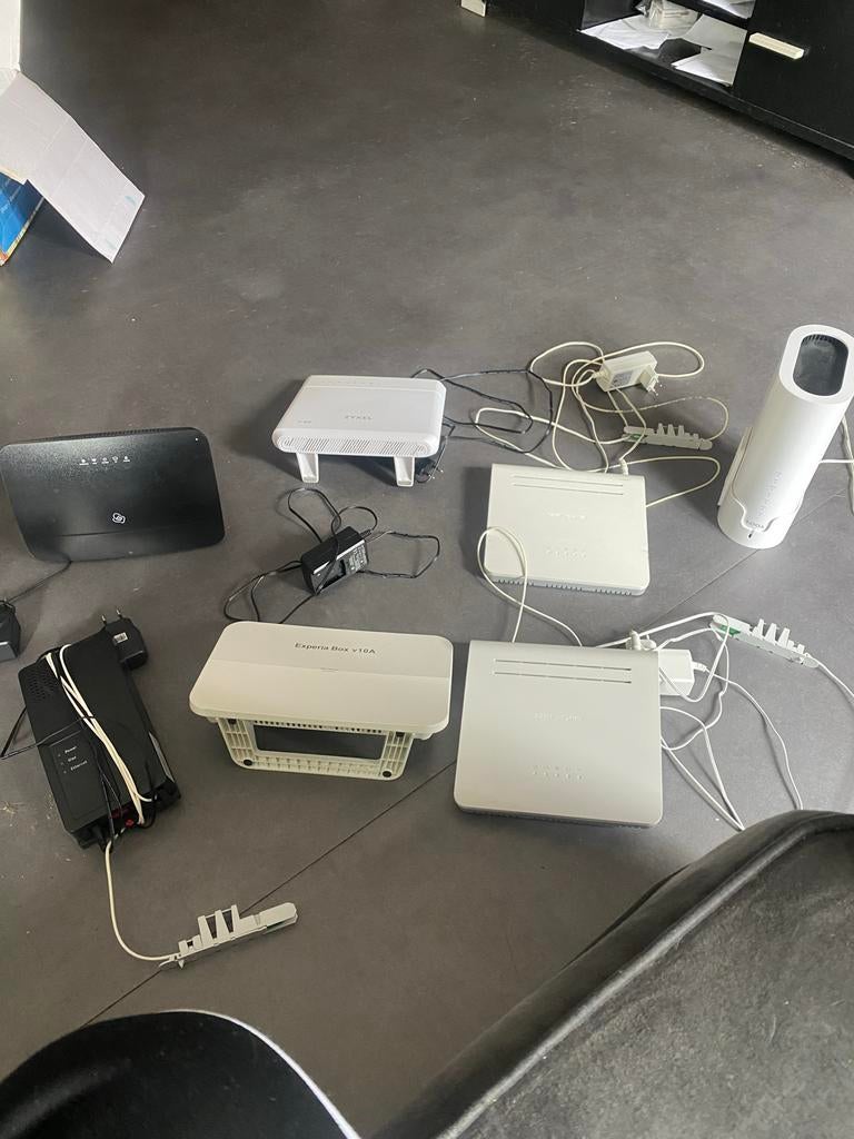 Diverse routers en modems - KPN, Zyxel, Experia Box, Ophalen of Verzenden, Zo goed als nieuw, Router