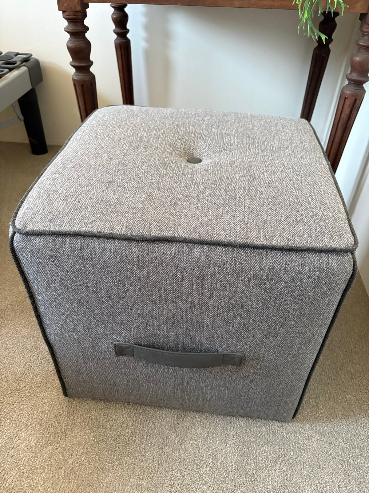 Grijze stoffen poef/voetenbank., Huis en Inrichting, Ophalen, Minder dan 50 cm, Vierkant, Zo goed als nieuw
