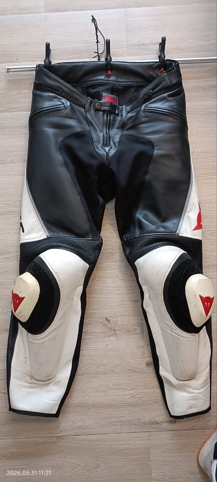 Dainese leren motorbroek maat 52 – zwart/rood – sportief, Ophalen, Dainese, Broek | leer, Heren
