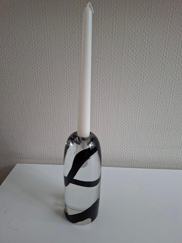 Kosta Boda Glazen kandelaar met zwart-witte spiraal, Overige materialen, Ophalen of Verzenden, Zo goed als nieuw, Minder dan 25 cm