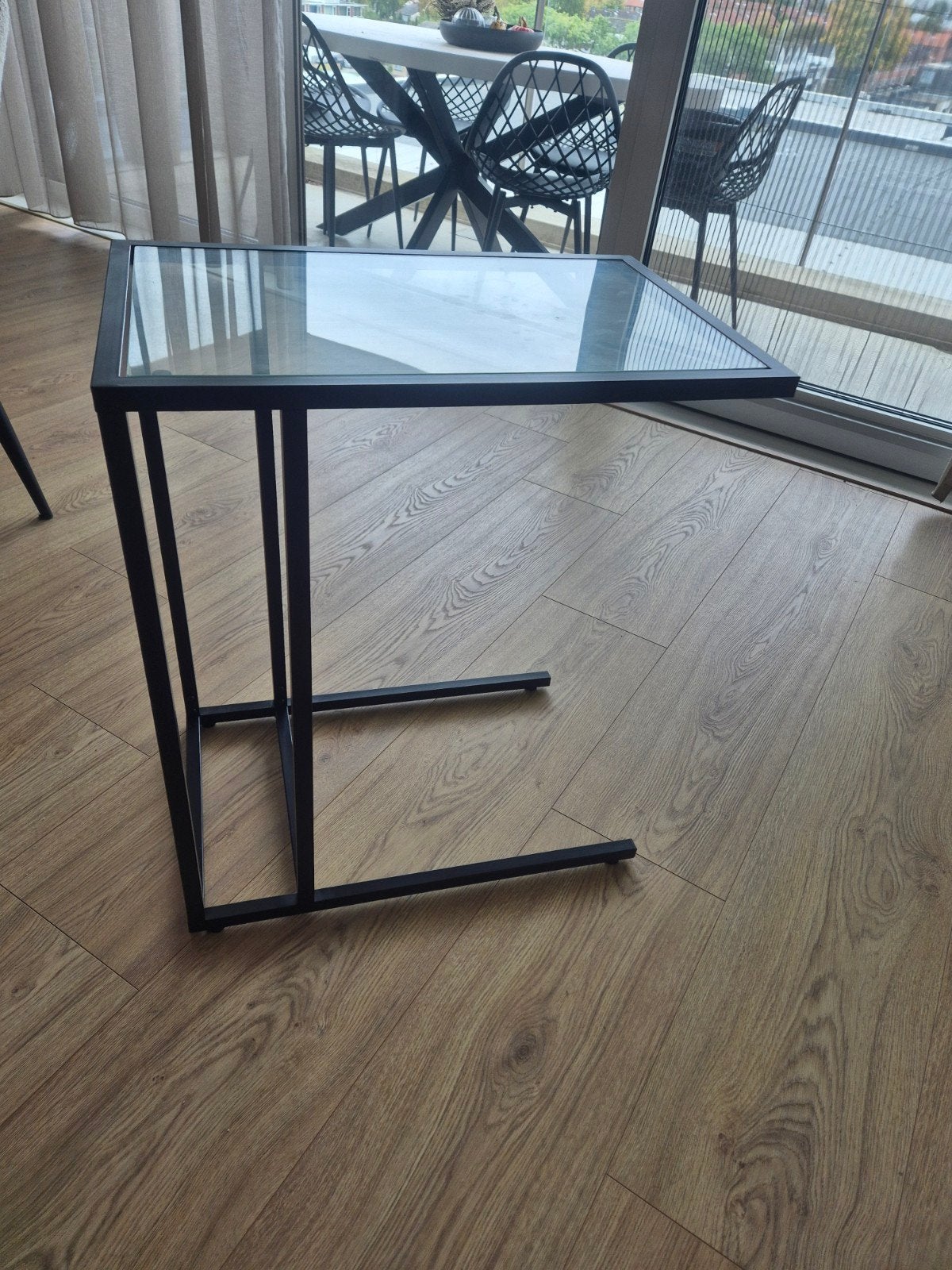 IKEA VITTSJÖ laptoptafel / bijzettafel zwart met glas, Ophalen, Zo goed als nieuw