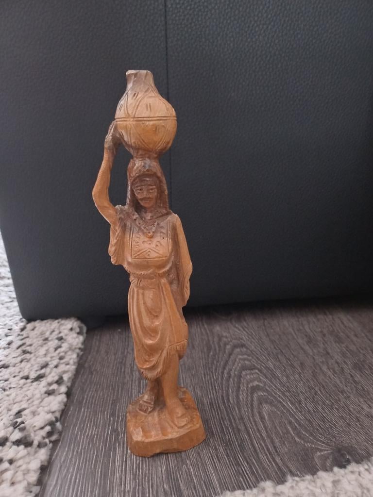 Houten beeldje van vrouw met kruik, Antiek en Kunst, Ophalen of Verzenden