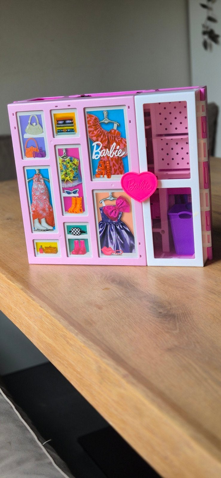 Grote Barbie kast met veel kleding en accessoires, Ophalen of Verzenden, Zo goed als nieuw, Barbie