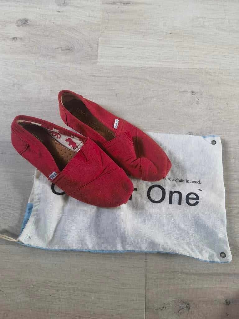 TOMS rode instappers maat 37-38, Instappers, Ophalen of Verzenden, TOMS, Gedragen