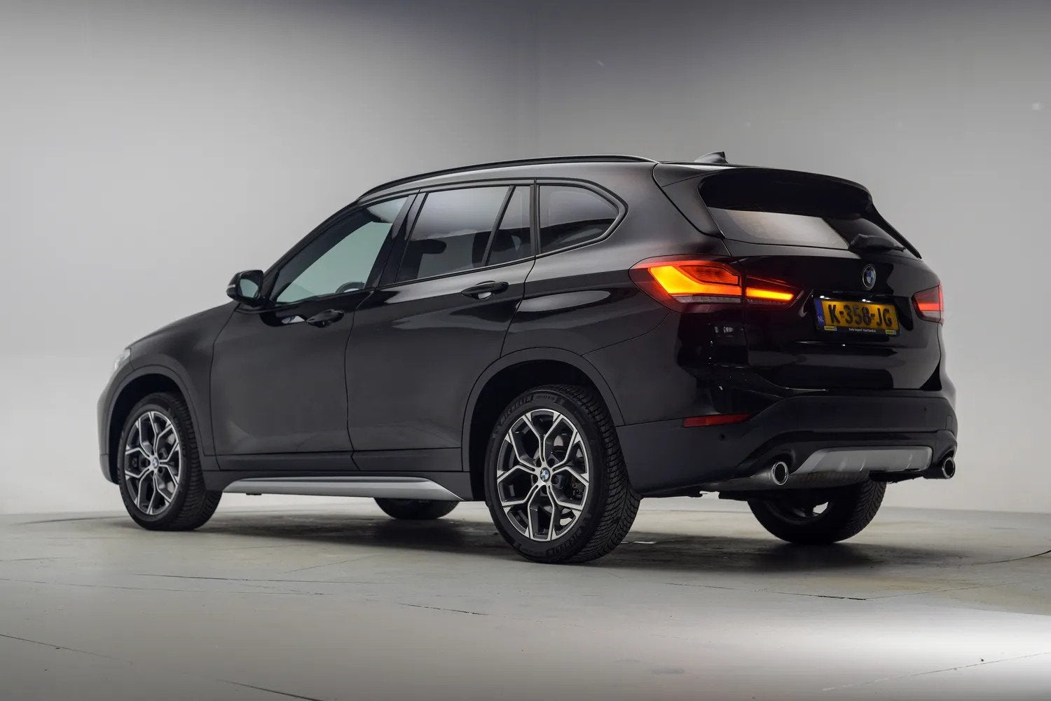 BMW X1 sDrive20i High Executive Edition [ Clima LED Navi pro, 1998 cc, 4 cilinders, Zwart, Bedrijf