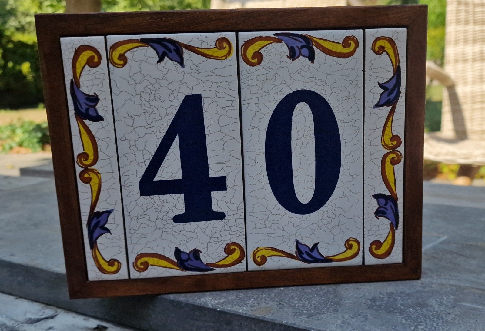 Vintage huisnummer 40 - Keramische tegels in houten lijst, Meerkleurig, Ophalen of Verzenden, Zo goed als nieuw, Klassiek