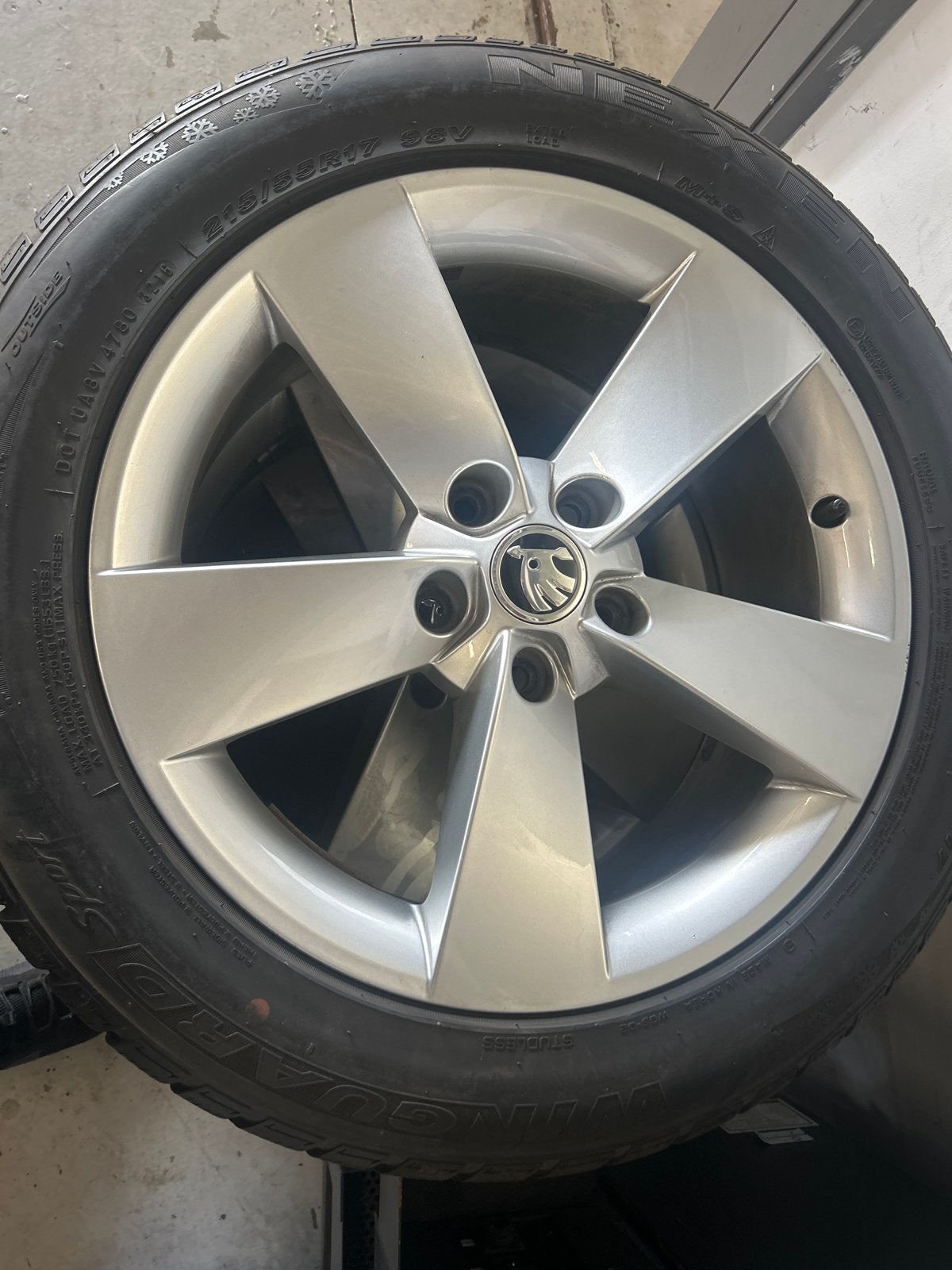 Nexen 215/55 R17 98V op 17 inch lichtmetalen velgen, Ophalen, Banden en Velgen, 17 inch, All Season