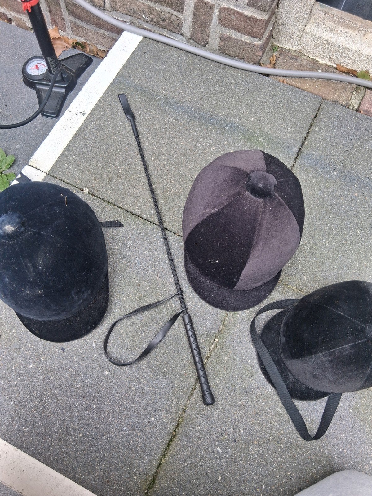 3 paardrij caps gebruikt en 1 zweepje, Ophalen of Verzenden, Gebruikt