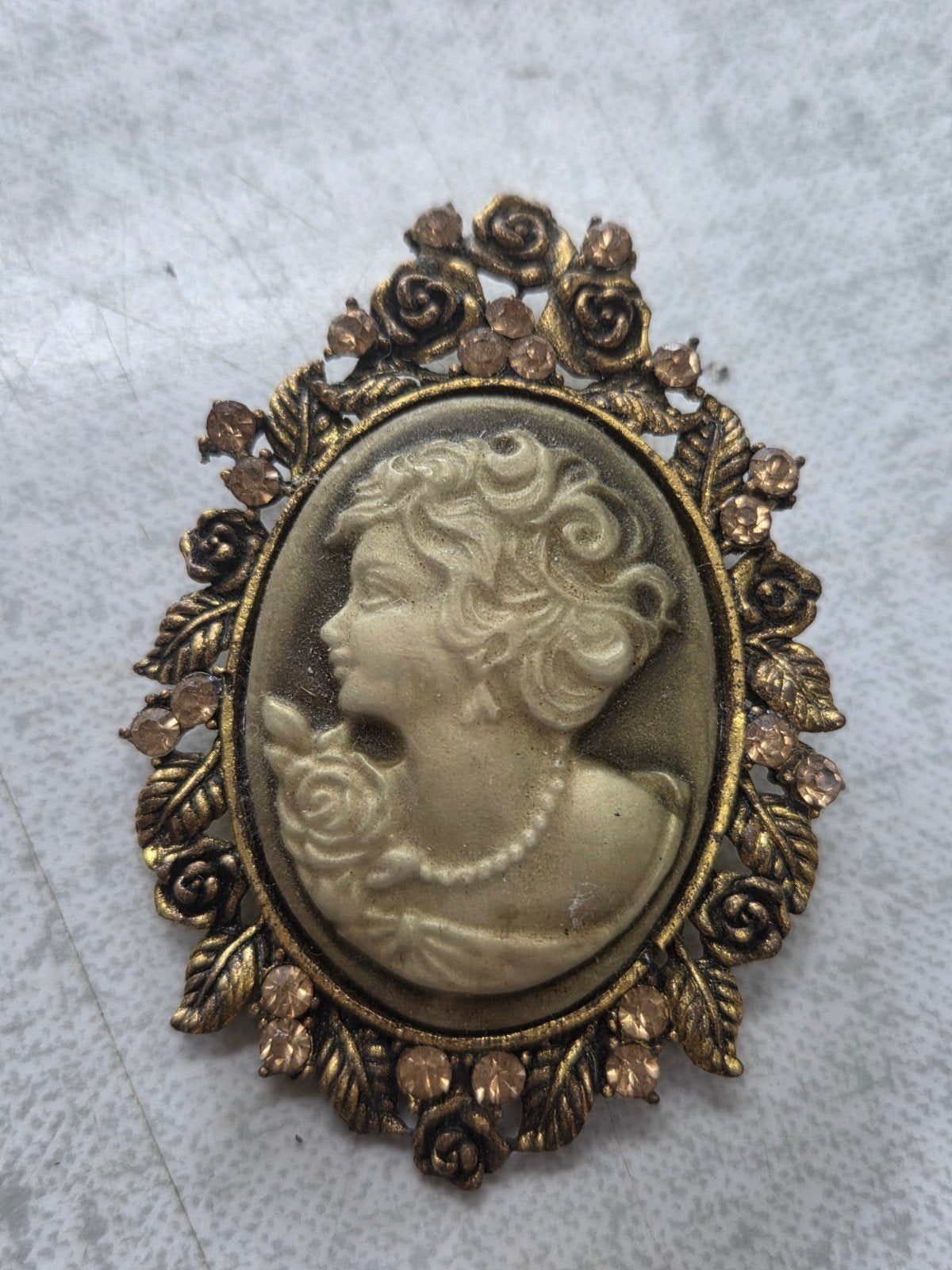 Vintage Camee Broche met Strass en Bloemmotief, Overige materialen, 4 tot 7 cm, Gebruikt, Ophalen of Verzenden