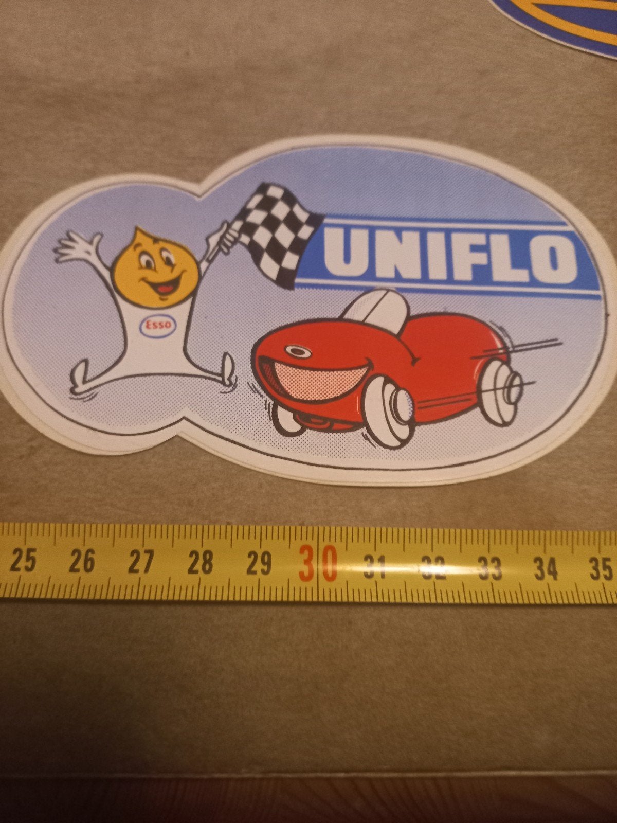 Vintage Esso Uniflo sticker met raceauto en Esso-man, Ophalen of Verzenden