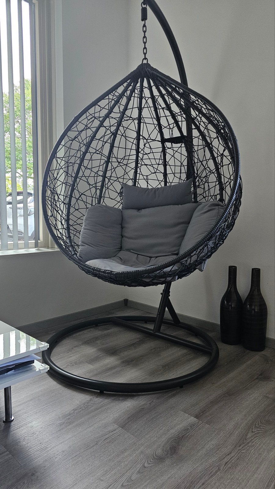 Comfortabele zwarte hangstoel met standaard en kussens, Huis en Inrichting, Ophalen, Modern, Lounge, Zwart, Zo goed als nieuw