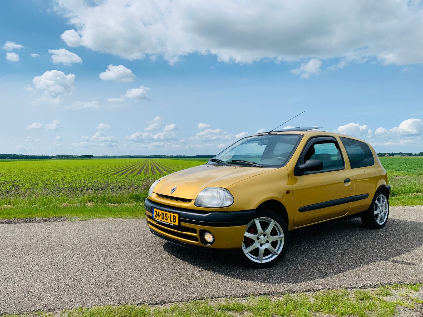 Renault Clio 1.4 RN 1999 Geel, Auto's, Renault, Voorwielaandrijving, 74 pk, 31 €/maand, 4 cilinders