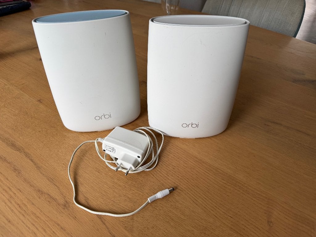 Netgear Orbi RBR50v2 router en RBS50v2 satelliet, Computers en Software, Routers en Modems, Ophalen of Verzenden, Gebruikt, Router